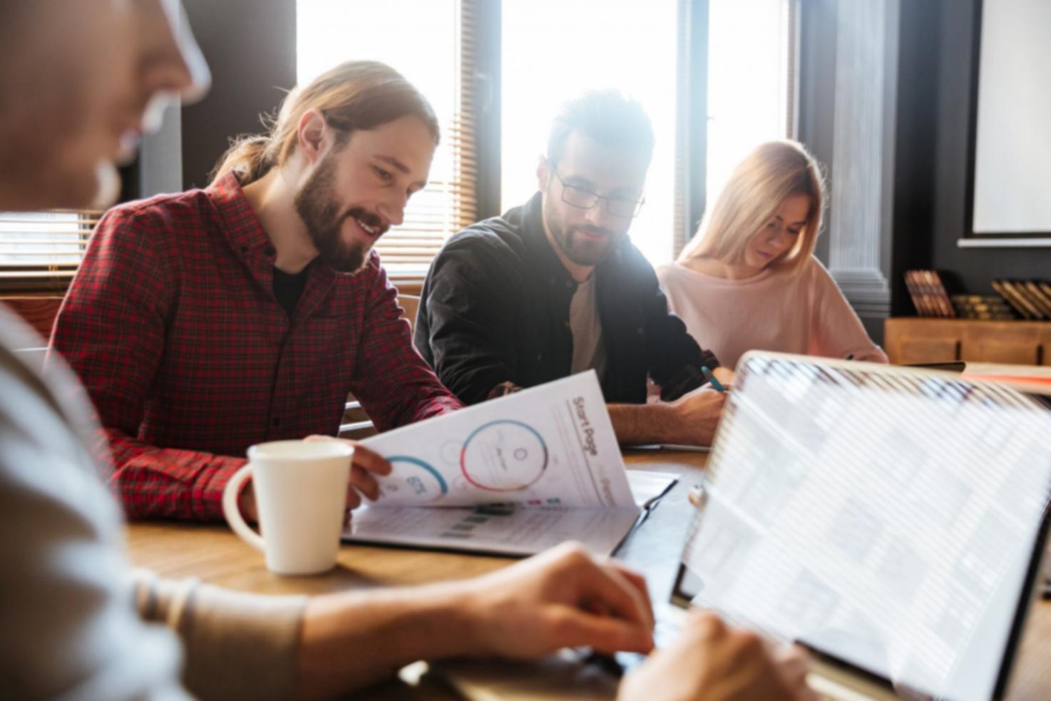 Finanzanalyst arbeitet mit Datenvisualisierungen